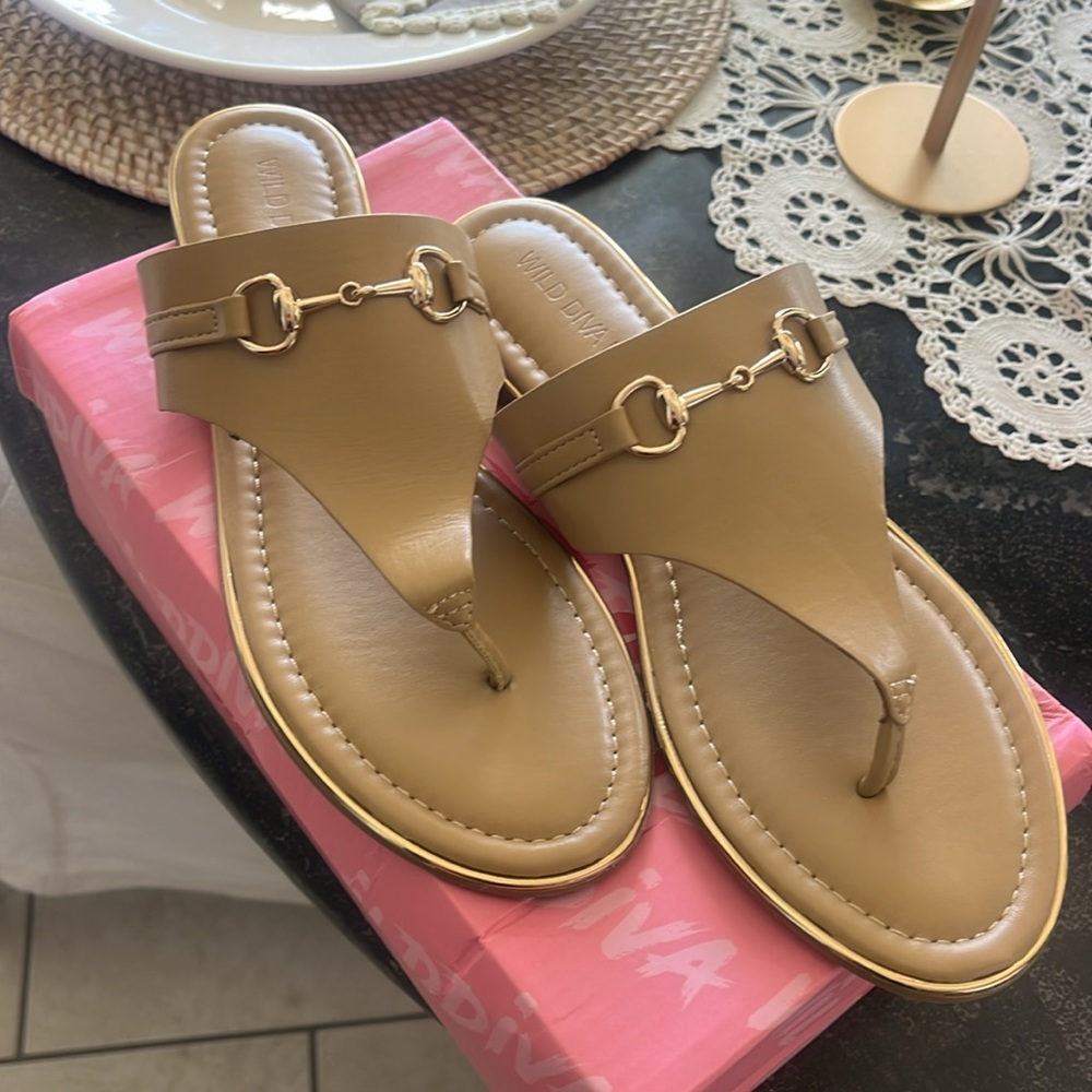 NIB  Wild Diva Lounge taupe horse bit thong sandals, size 9